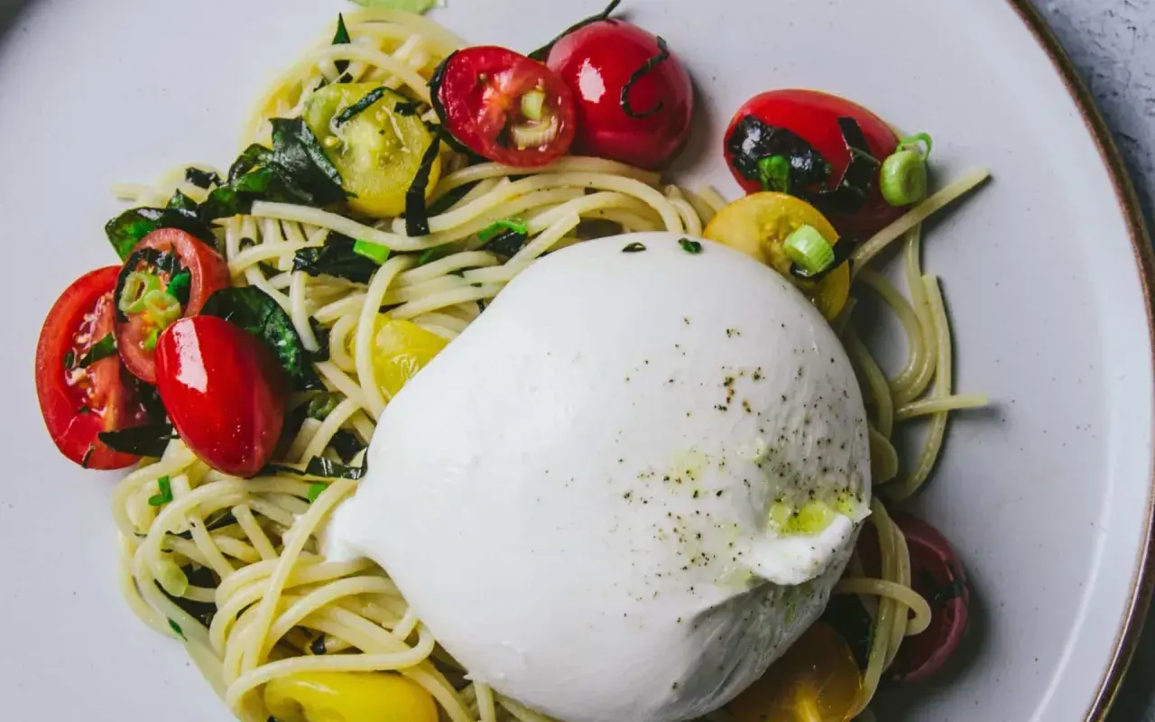 Une burrata crémeuse sur des pâtes aux tomates cerises et basilic. Une recette simple et savoureuse.