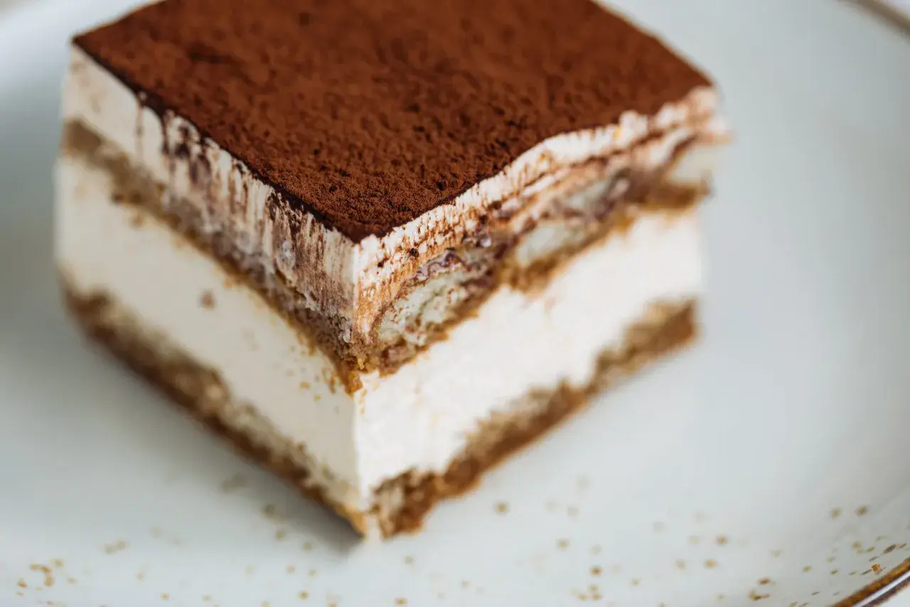 Un délicieux tiramisu chocolat, avec ses couches crémeuses et sa poudre de cacao.