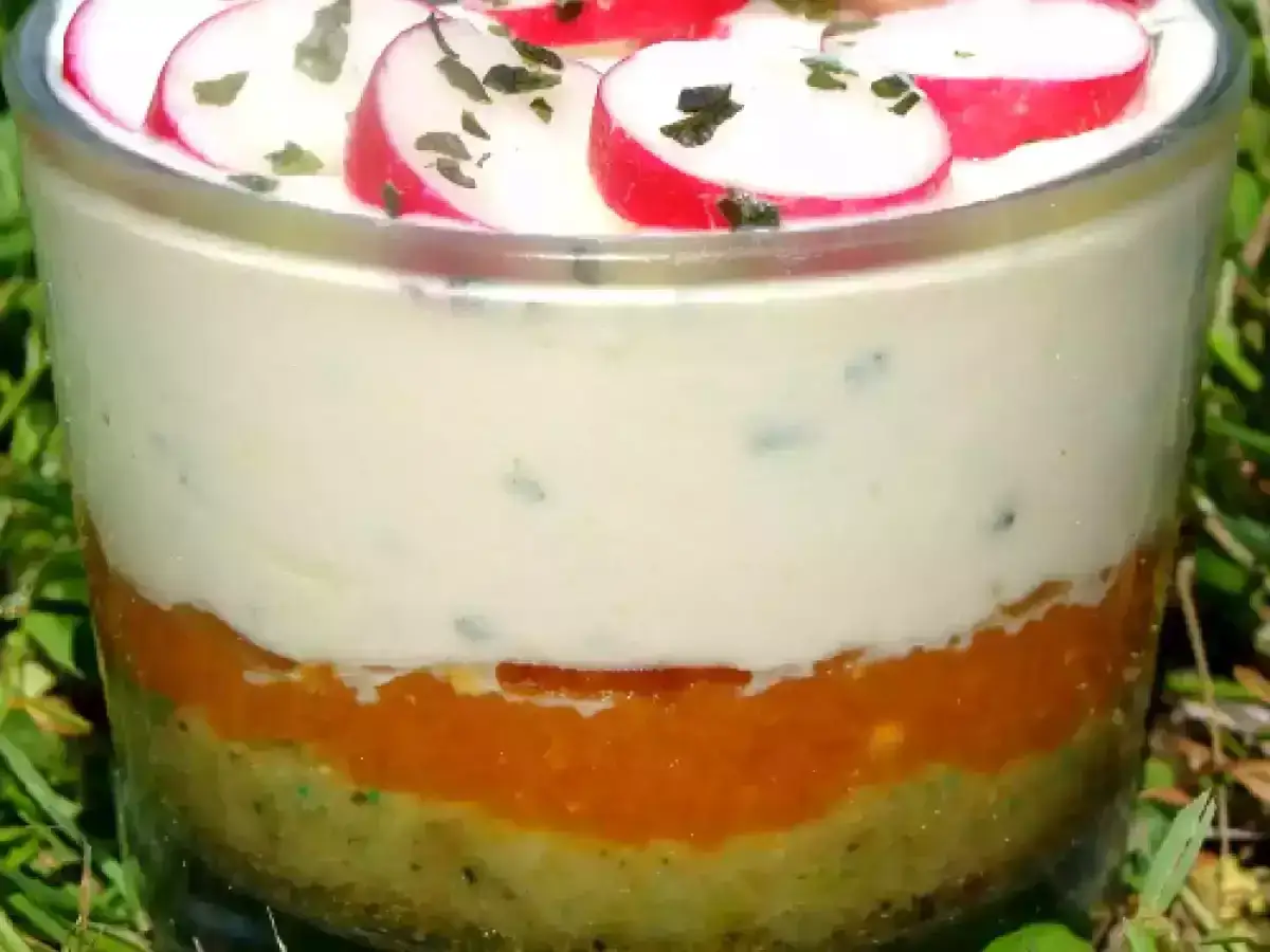 Verrine colorée avec couches de purée, crème et radis. Une idée de recette mascarpone salé rapide et fraîche.