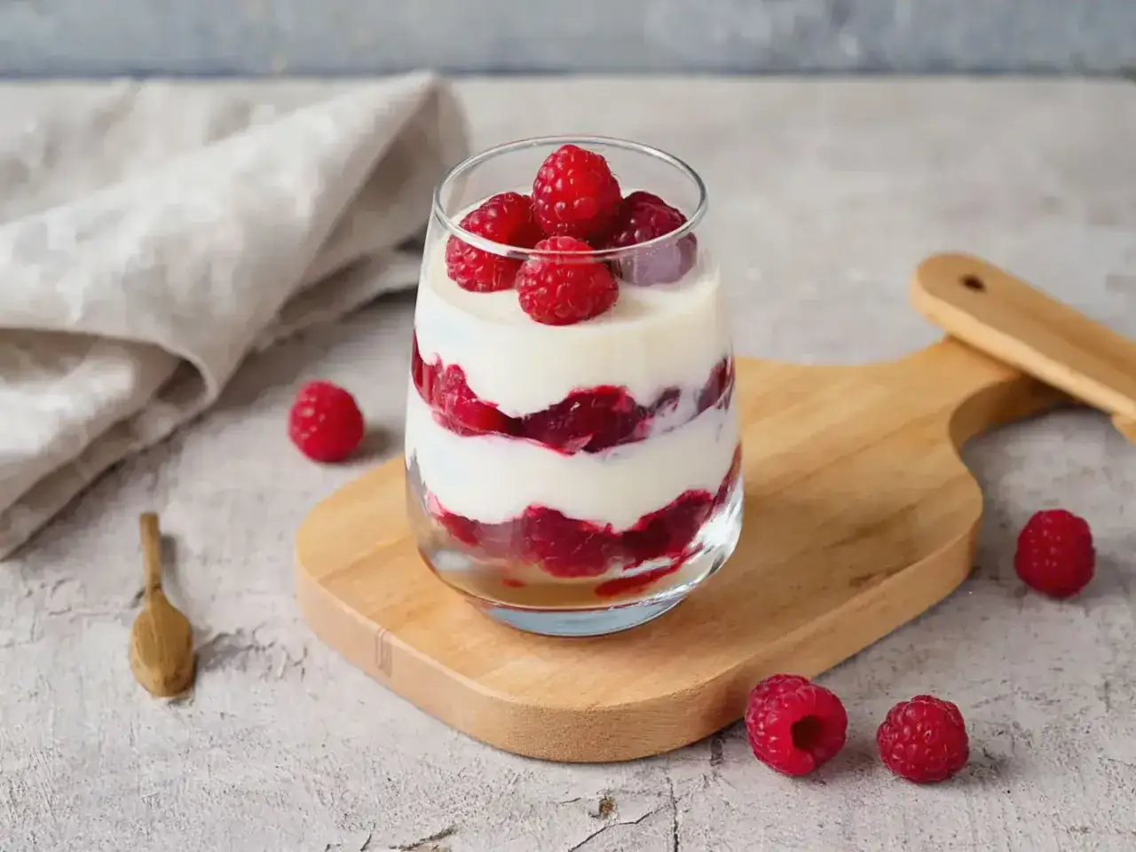 Un verre de panna cotta mascarpone aux framboises, un d&eacute;lice cr&eacute;meux et fruit&eacute;. Parfait pour une recette facile et gourmande.