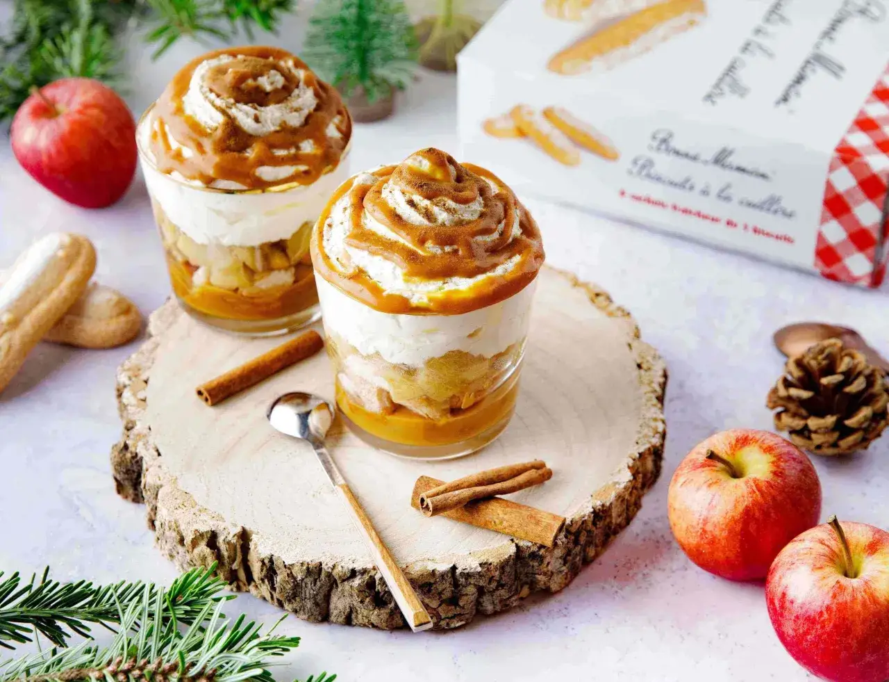 Délicieux tiramisu pomme biscuit cuillère, garni de crème fouettée et de caramel, prêt à être dégusté.