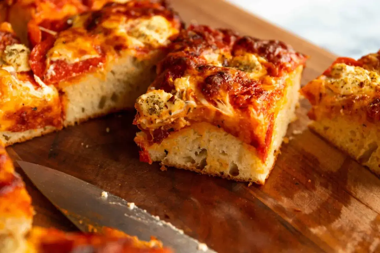 Tranches de pizza généreuses, garnies de sauce tomate et de fromage fondant, prêtes à être dégustées.