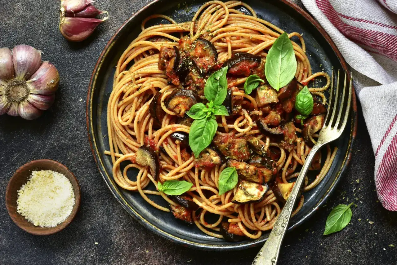 Assiette de spaghettis à l'aubergine et basilic. Une question se pose : peut-on manger des pâtes le soir ? Oui, surtout si elles sont aussi appétissantes !