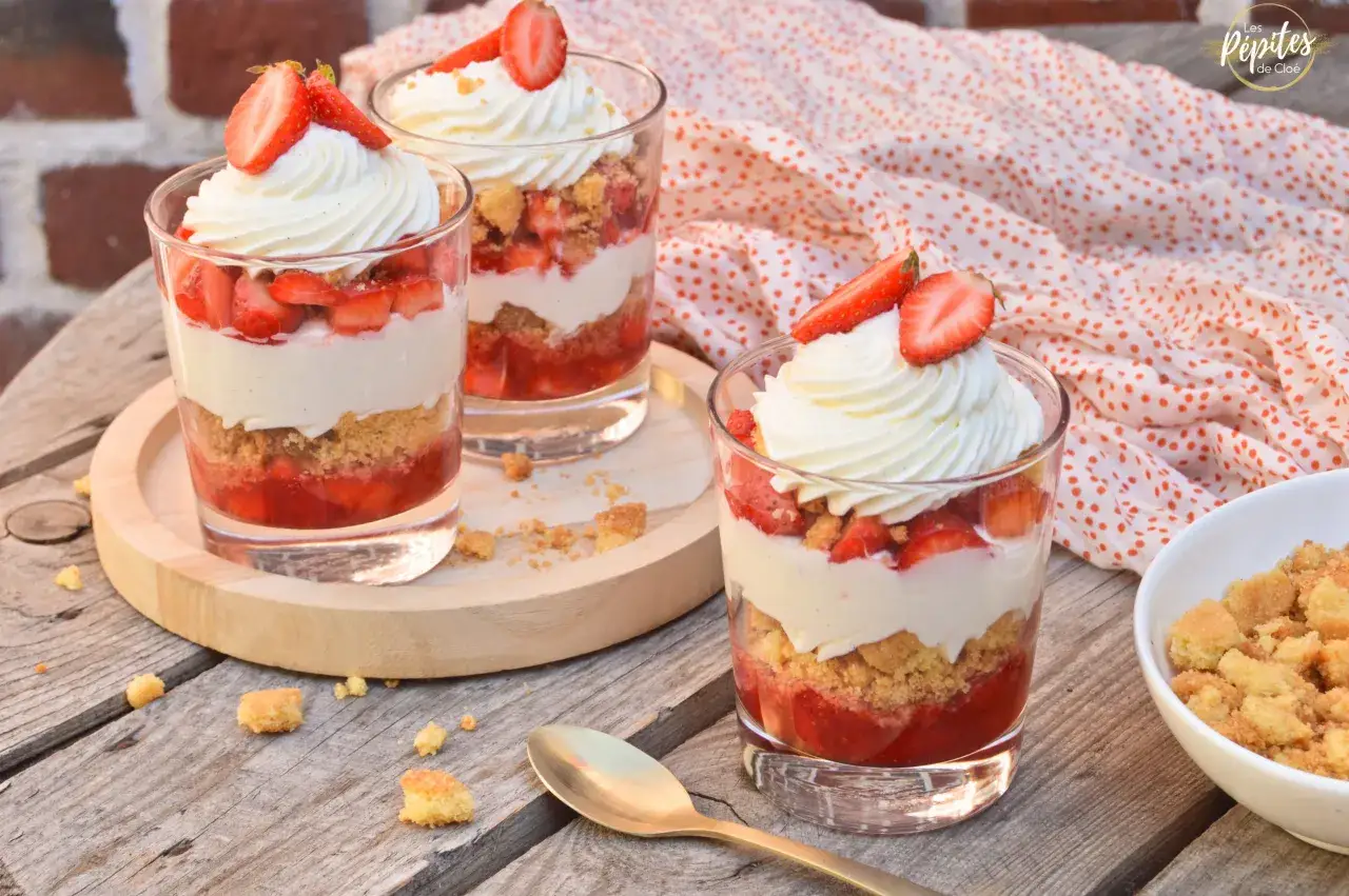 Verrines fraise mascarpone facile : couches de fraises, crème onctueuse et crumble, surmontées d'une fraise fraîche. Un délice estival.
