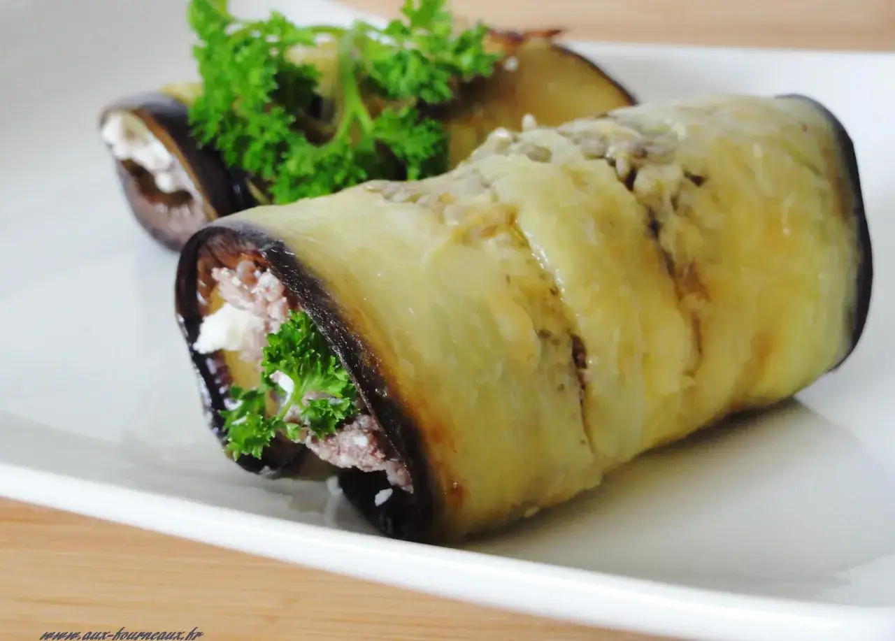 Rouleaux d'aubergine farcis, une délicieuse recette italienne avec viande hachée et persil frais.