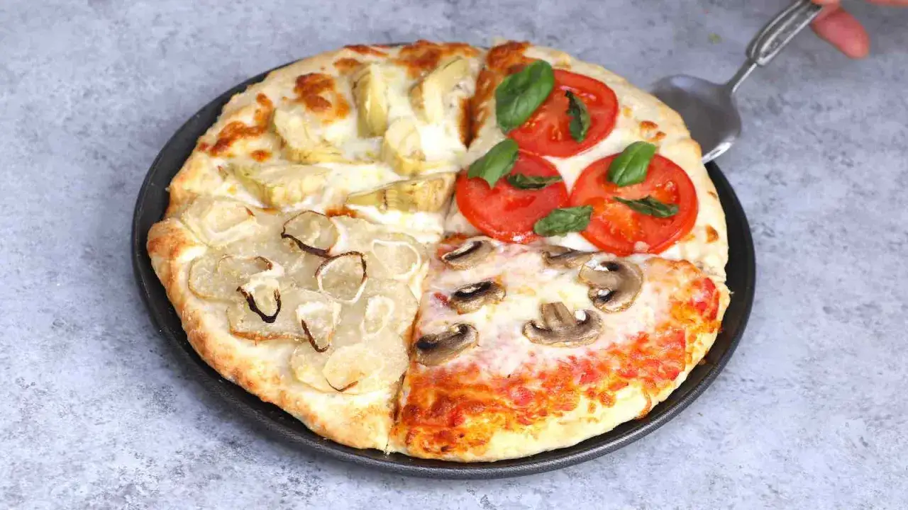 Une pizza quattro stagioni aux artichauts, tomates, oignons et champignons, prête à être servie.