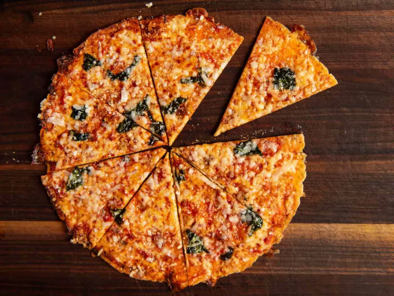 Une pizza maison coupée en parts, prête à congeler pour un repas rapide.