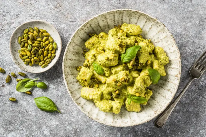 Gnocchis au pesto - la méthode pour une sauce bien liée